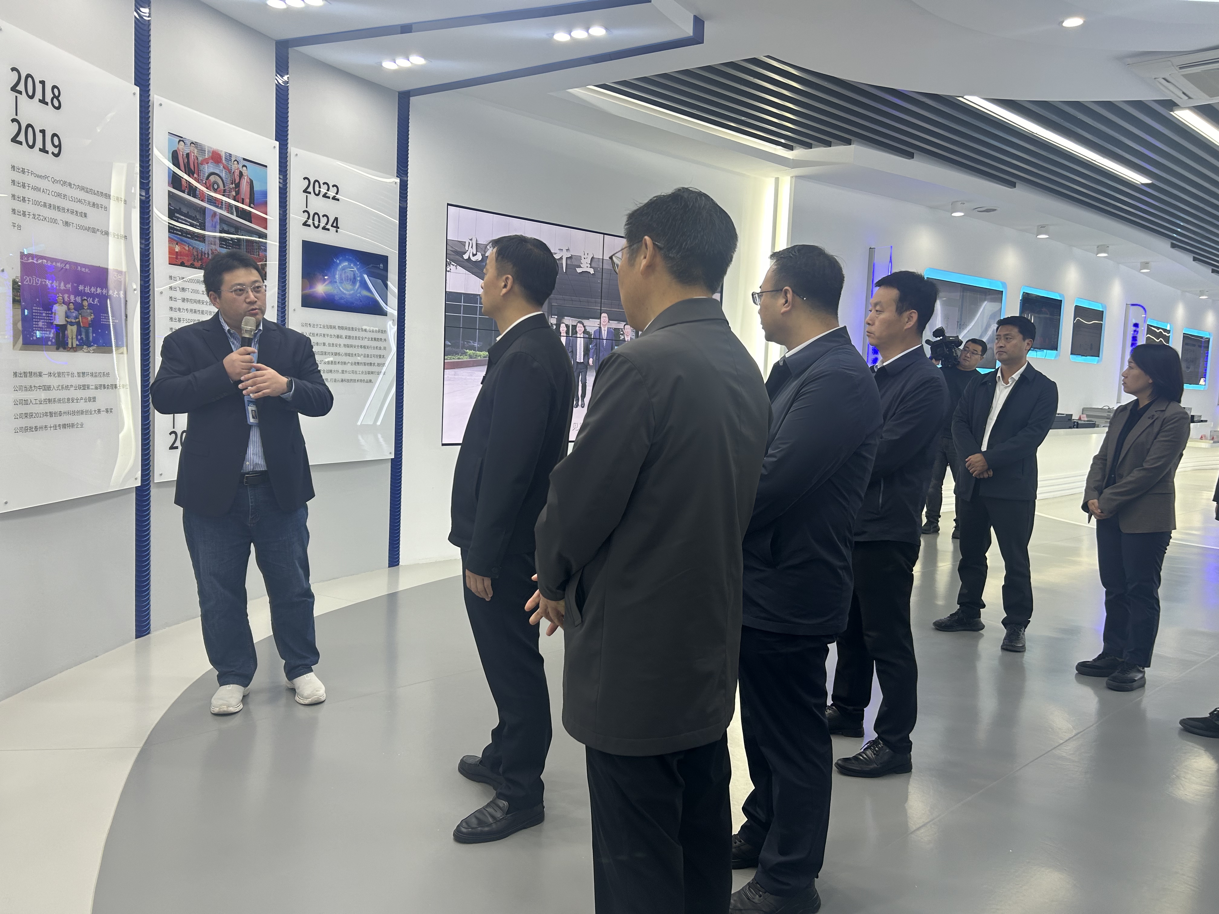 企業(yè)動態(tài)|陜西省長武縣黨政代表團(tuán)蒞臨云涌科技參觀調(diào)研 企業(yè)動態(tài)|陜西省長武縣黨政代表團(tuán)蒞臨云涌科技參觀調(diào)研